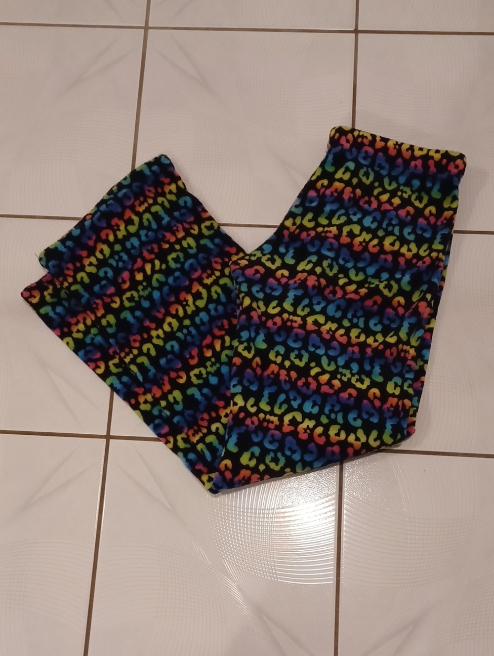 4/$40 Bluenotes Rainbow Leopard Fleece Pajama Pants - Size Medium